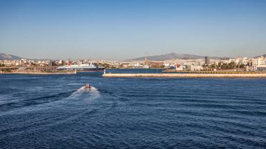 griekenland_attica_athene_pireus_haven_ferry_veerboot_GettyImages-1178112679