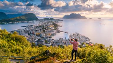 noorwegen_more-og-romsdal_alesund_uitkijkpunt_stadsgezicht_fjord_zonsondergang_jongen_foto_getty