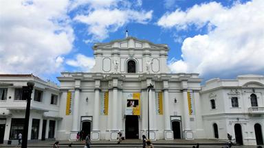 colombia_popayan_straatbeeld_wit-gebouw_mensen_f