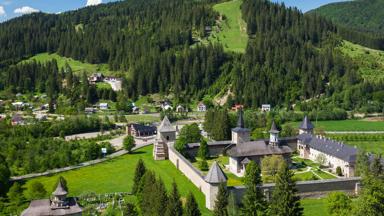 roemenie_bucovina_sucevita_klooster_heuvels_dorp_getty-531666311