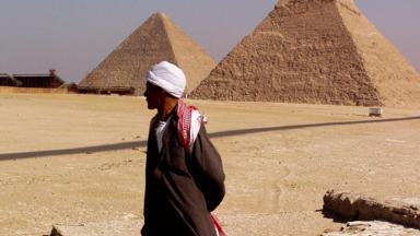 egypte_cairo_piramide_local_man_f