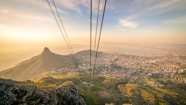 zuid-afrika_kaapstad_tafelberg_kabelbaan_overzicht-stad_zee_getty