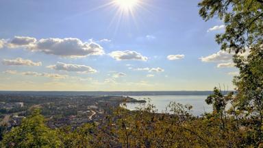 zweden_smaland_jonkoping_meer_zon_uitzicht_stad_pixabay.jpg