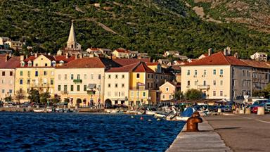 kroatie_dalmatie_senj_haven_pier_kerktoren_huizen_zee_getty-810808628