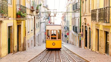 portugal_lissabon_tram_geel_rails_getty