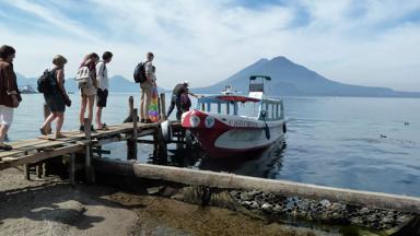 guatemala_panajachel_boottocht_toeristen_meer-van-atitlan_vulkaan_mensen_fotowedstrijd.JPG