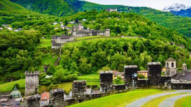 zwitserland_ticino_bellizona_burcht_groen_bos_getty