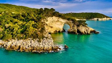 Italië_Puglia_gargano_arco_di_san_felice_kustlijn_zee_GettyImages-1316081053