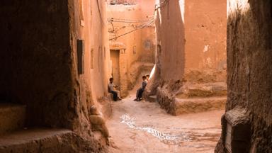 marokko_algemeen_kinderen_kasbah_steegje_oud_muren_b