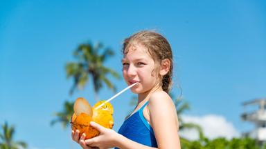 sir lanka_matara_mirissa strand_meisje_kokosnoot_GettyImages-1280940478