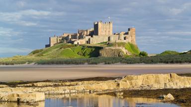 engeland_noordoost-engeland_northumberland_bamburgh-castle_kasteel_strand_heuvel_GettyImages-200563774-001