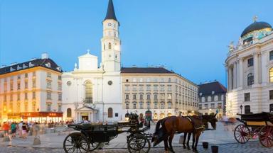 oostenrijk_wenen_wenen_michaelerplatz_plein_hofburg_sint-michaelkerk_paard-en-wagen_getty