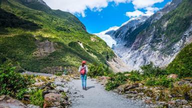nieuw-zeeland_nationaal-park-westland_algemeen_single-reis-nieuw-zeeland_franz-josef-gletsjer_wandelaar_wandelpad_shutterstock