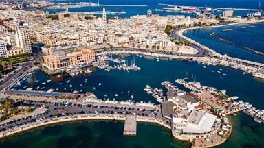 italie_puglia_bari_luchtfoto_overzicht_zee_haven_stad_getty