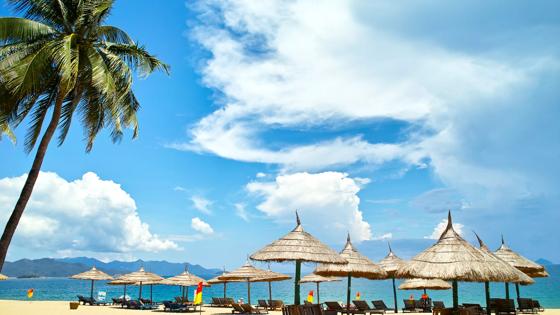 vietnam_nha-trang_strand_palmboom_zee_parasol_b.jpg