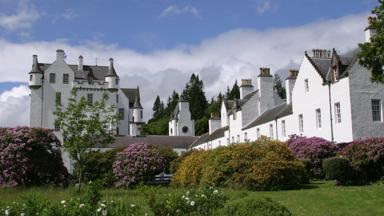 schotland_perthshire_blair-atholl_blair-castle_kasteel_wit_kasteeltuin_getty