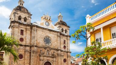 colombia_cartagena_kerk_geel huis.jpg
