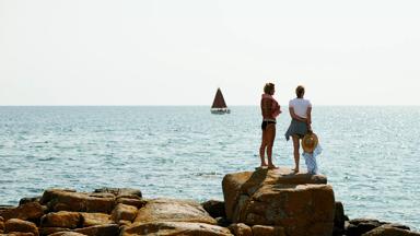 denemarken_bornholm_stel_zee_rotsen_zeilboot_niclas-jessen