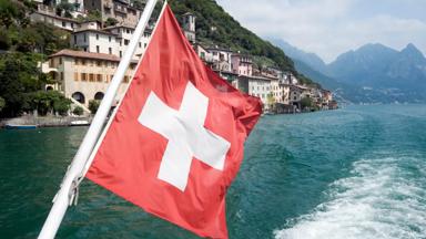 zwitserland_ticino_lugano_lugano-meer_stad_zwitserse-vlag_iStock-000011091532