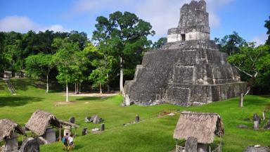 guatemala_el-Peten_tikal_mayastad_ruines_traptempels_personen_b