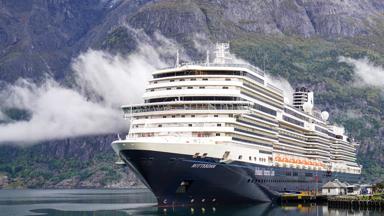 Holland America Line_Noorwegen_Rotterdam_groot aangemeerd in fjord_algemeen1_h