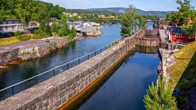 noorwegen_telemark_ulefoss-lock_telemark-kanaal_sluis_brug_getty-640996778