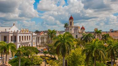 cuba_cienfuegos_marti-square_plein_cathedral-of-immaculate-conception_shutterstock_1085378498
