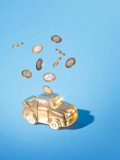 Sfeerbeeld: Gouden auto met muntjes