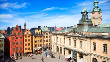 zweden_stockholm_stortorget_gamla-stan_plein_terras_huizen_kleurrijk_kerktoren_getty