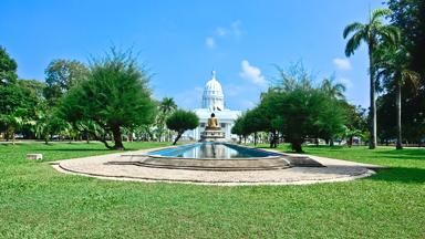 sri-lanka_colombo_colombo_viharamahadevi-park_stadhuis_boeddha_beeld_park_fontein_shutterstock_b