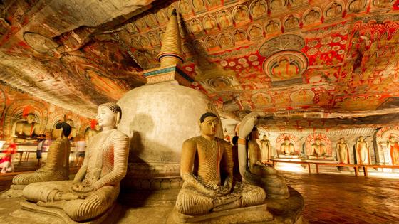 sri-lanka_raja-maha-vihara_dambulla_grottempel_grot_boeddha-beelden_muurschilderingen_shutterstock