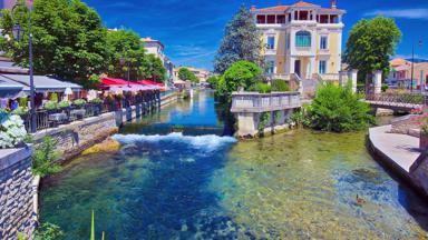 frankrijk_provence-alpes-cote-d-azur_l'Isle-sur-la-sorgue_kanaal_terras_brug_shutterstock_777775291