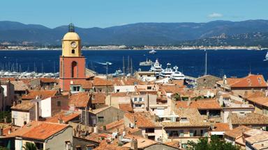 frankrijk_provence-alpes-cote-dazur_saint-tropez_stad_uitzicht_kerk_haven_berg_golf-van-saint-tropez_zee_shutterstock