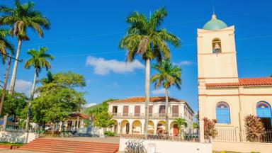 cuba_vinales_main-square_kerk_shutterstock_256357384