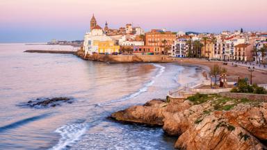 spanje_catalonie_sitges_costa-dorada_stad_baai_badplaats_zee_huizen_zonsondergang_strand_shutterstock