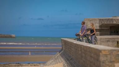 Velo_sur_la_digue_d_Arromanches-Vincent_Rustuel___Calvados_Attractivite