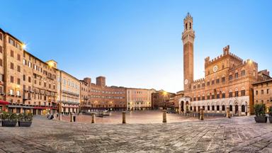 italie_toscane_siena_piazza-del-campo_stadhuis_toren_plein_avond_GettyImages-1063802424