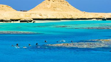 egypte_rode-zee_hurghada_snorkelen_zee_mensen_b