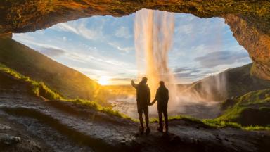 ijsland_zuid_Seljalandsfoss_waterval_stel_GettyImages-847751050