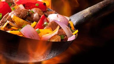 peru_eten_peruaans-gerecht_lomo-saltado_wok_groenten_gehakt_shutterstock_1500917552