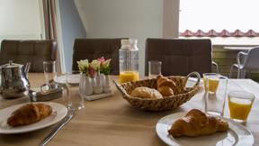 hotel_nederland_friesland_residence-terschelling-wellness-waddenresort_ontbijt_vierpersoons-suite