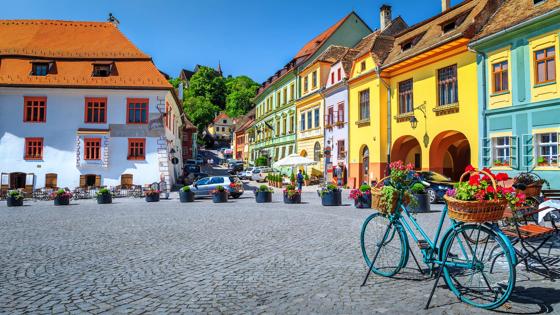 roemenie_transsylvanie_sighisoara_straat_plein_fiets_kleur_shutterstock-534505786