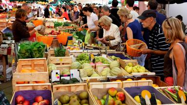 frankrijk_provence-alpes_aix-en-provence_place-richelme_markt_fruit_mensen_zaterdagmarkt_GettyImages-521783430