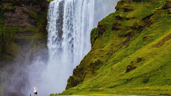 ijsland_skogafoss_waterval_reiziger_b