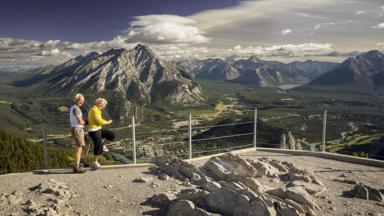 canada_alberta_british-columbia_sulphur-mountain_stel_uitzichtpunt_bergen__a