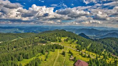 bulgarije_algemeen_landschap_uitzicht_gebergte_huisje_bos_pixabay