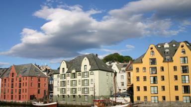 noorwegen_alesund_straatbeeld_huizen_boot_shutterstock-5102785