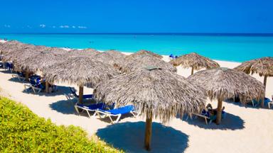 cuba_varadero_strand met parasols_b
