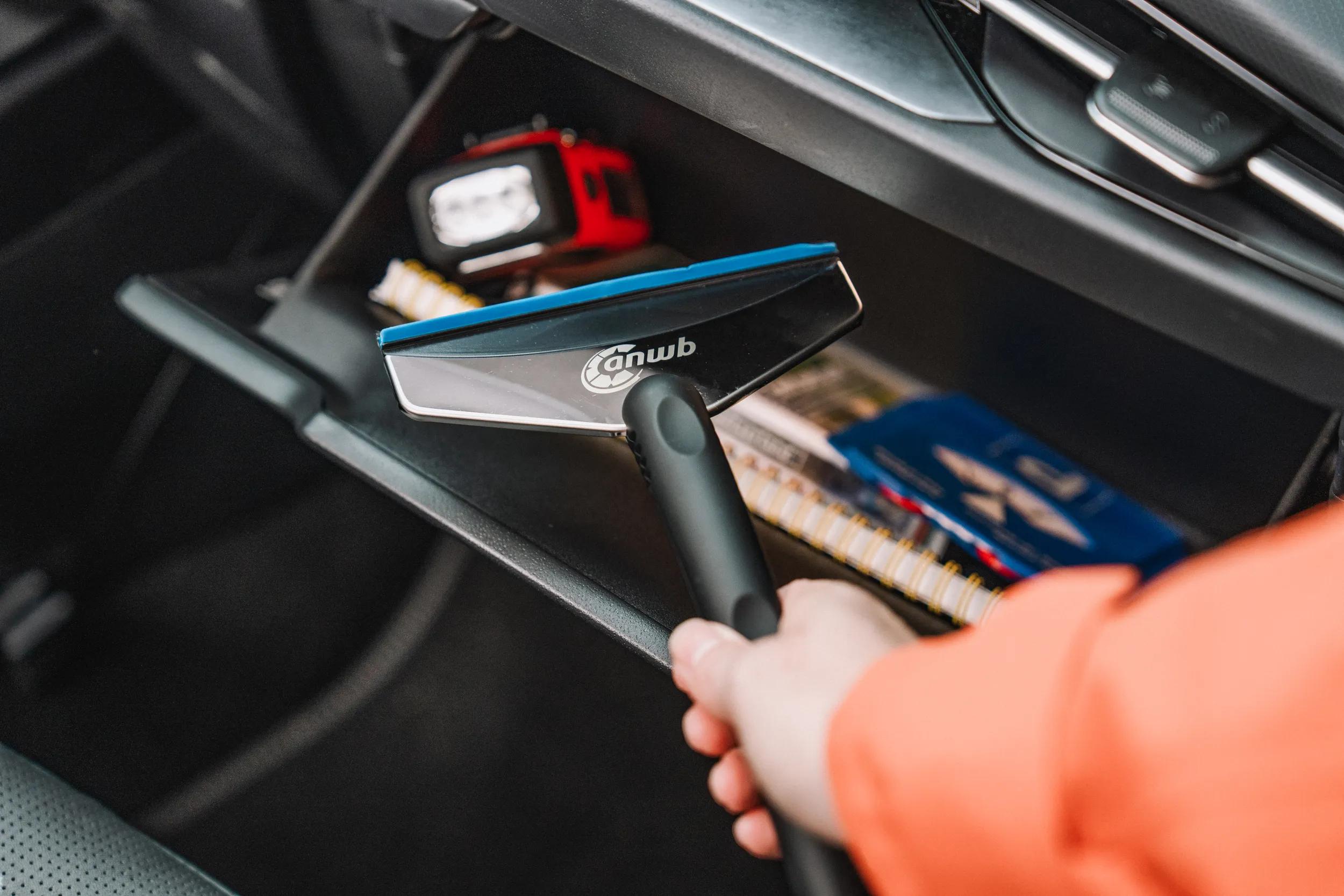 IJskrabber uit dashboardkastje