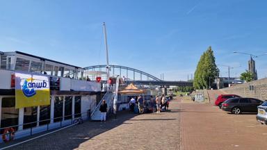 Europa_Nederland_Arnhem_Dutch Melody kade_vertrek Arnhem_h